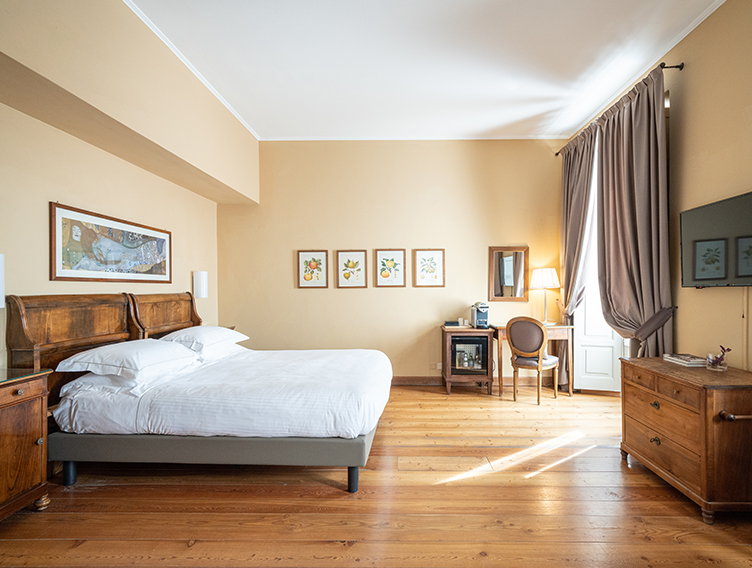 BO-WONDER-HOTEL-BN-JUNIOR-SUITE-TWO-COLUMNS-AND-OVERLAY-GALLERY-MOBILE